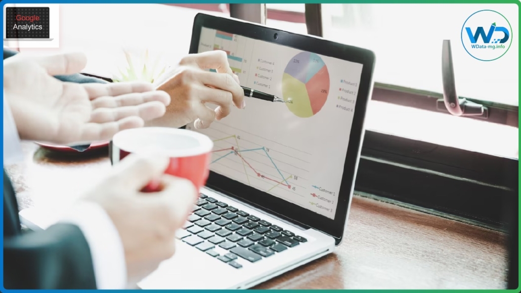 Analyse de données sur Google Analytics avec graphiques de performance sur un ordinateur portable lors d'une réunion d'équipe.