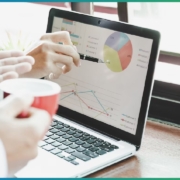 Consultant analysant des rapports de performance web sur un ordinateur portable