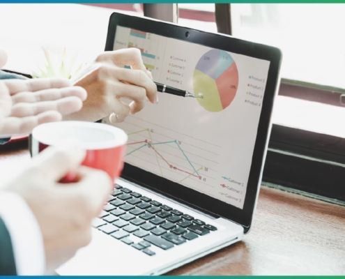 Consultant analysant des rapports de performance web sur un ordinateur portable