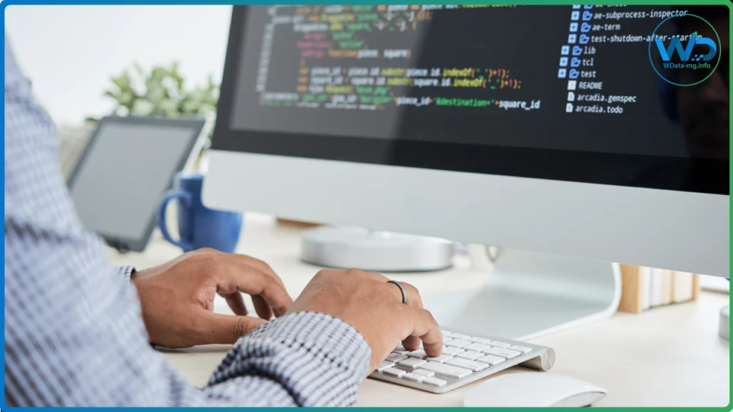 Devant son ordinateur de bureau, les mains d’un développeur s’activent pour écrire du code, donnant vie à des solutions numériques innovantes | wdata-mg.info