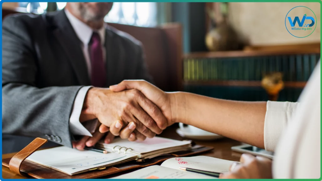 Deux partenaires scellent leur accord par une poignée de main lors d’une rencontre professionnelle, illustrant une entente constructive | wdata-mg.info